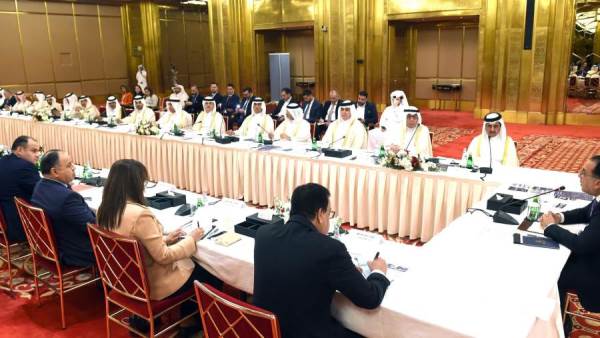 رئيس الوزراء خلال لقائه أعضاء مجلس إدارة غرفة قطر