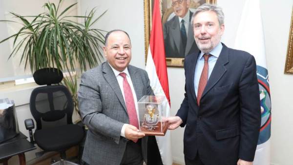 وزير المالية وسفير إيطاليا