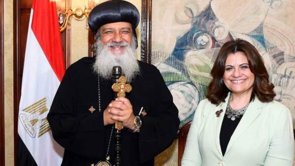 وزيرة الهجرة وأسقف عام الكنيسة القبطية الأرثوذكسية بأفريقيا