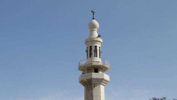 سقوط شخص من أعلى جامع