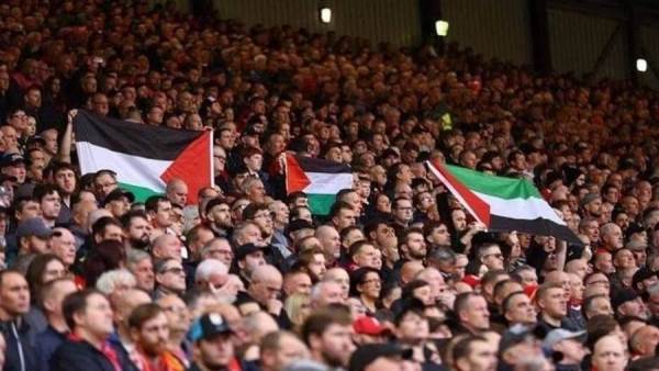 علم فلسطين يزين مدرجات ليفربول