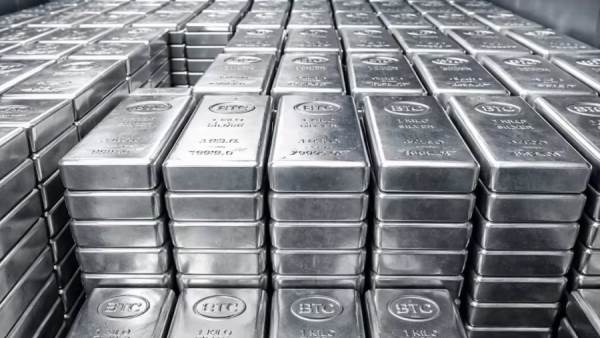 «مركز الملاذ الآمن»: الفضة ترتفع 1.2% محليًا و11% عالميًا خلال فبراير بدعم الطلب الاستثماري
