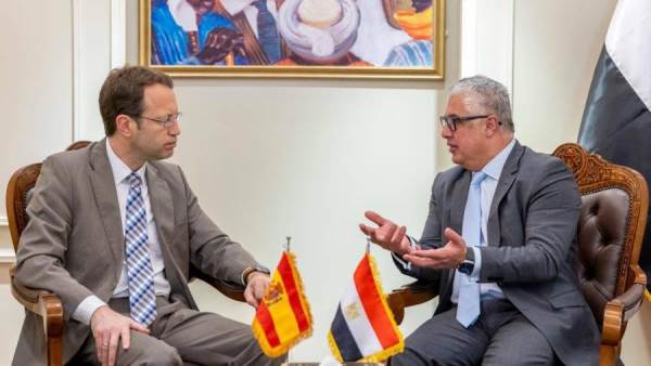  رئيس اقتصادية قناة السويس يستقبل سفير مملكة إسبانيا في مصر لبحث آفاق التعاون المشترك