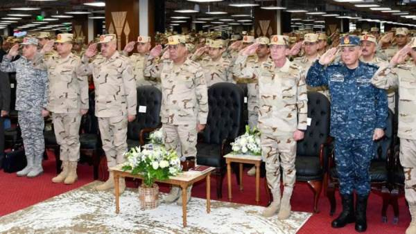 وزير الدفاع والإنتاج الحربى يلتقى عدداً من دارسى الأكاديمية العسكرية للدراسات العليا والإستراتيجية والمعاهد العسكرية وطلبة الأكاديمية العسكرية المصرية والكليات العسكرية