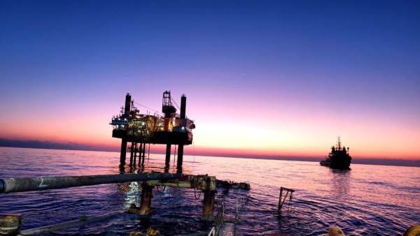 البترول البحرية تبدأ أعمال إنزال الخط البحرى لتنمية حقل غاز كاموس