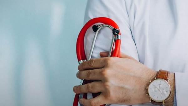 نقابة الأطباء تشيد بقواعد قبول كليات الطب وتطالب برفع الحد الأدنى للجامعات الخاصة إلى 85%