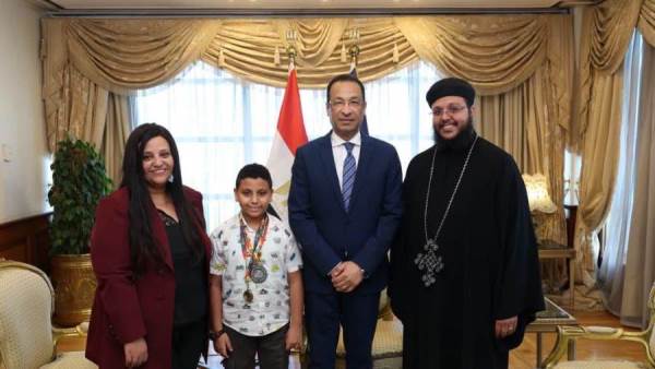 وزير الاتصالات يكرم الطفل مارتيروس مينا البالغ من العمر 10 أعوام لتميزه العالمي في البرمجة والروبوتات