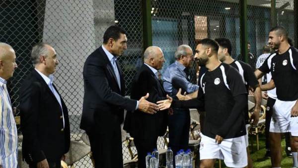 وزير الرياضة يؤازر منتخب مصر قبل مواجهة أنجولا في تصفيات أمم أفريقيا