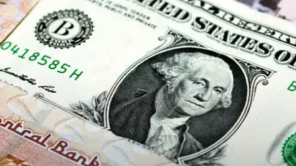سيولة دولارية ضخمة تعزز مكاسب الجنيه المصري مقابل الدولار
